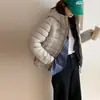 Jaqueta de Algodão com Penas Feminina Inverno Nova Leve com Capuz Pequena de Algodão Versão Coreana Solta Fashionável Quente Roupas de Algodão Outerwear Cinza