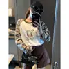 Además, el nuevo modelo de otoño presenta un divertido estampado de cachorros con rayas de colores contrastantes y una camiseta raglán holgada de manga larga MQ1755
