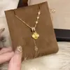Collar de trébol de cuatro hojas cortado con láser para mujer, con un diseño deslumbrante, brillante, moderno y sutilmente lujoso con una cadena para la clavícula única y exquisita.