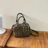 Bolso de mano coreano de nicho moderno con remaches para mujer, nuevo de otoño, retro, dulce, fresco, chica popular, bolso de hombro cruzado versátil
