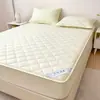 Popular conjunto de protetor de colchão acolchoado 100% algodão para casa e dormitórios estudantis, conjunto de três peças, totalmente fechado, antiderrapante, adequado para todas as estações