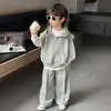 Conjunto de Otoño para Niños 2026 Nuevo Conjunto de Tres Piezas de Sudadera con Capucha Deportiva de Punto, Camiseta y Pantalones de Chándal para Niños