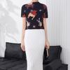 Blusa Plissada Miyake Fashion Verão Nova Chegada Desenho Animado Stretch Versátil Gola Média Alta Ajustada Emagrecedora Manga Curta para Mulheres