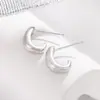 Brincos Vintage Mini em Forma de C Escovados para Mulheres, Acessórios de Orelha Únicos e de Nicho para Outono e Inverno, Luxo Leve com Toque de Alta Qualidade, Brincos Pequenos e Delicados