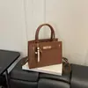 Bolso tejedor casual retro estilo europeo y americano para el trabajo, bolso de mano chic minimalista de lujo ligero 2026, bolso de hombro, bolso cruzado para mujer