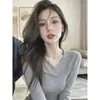 Suéter de punto de alta gama estilo coreano con cuello en V, capa interior tejida, top ajustado para mujer de otoño e invierno, elegante y extremadamente hermoso