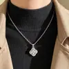 Nuevo Collar de Acero de Titanio con Diamantes Completos de Trébol de Cuatro Hojas para Mujer Exquisita Cadena para Clavícula Versátil con Circonita Incrustada Joyería Significativa de Trébol de la Suerte