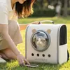 A mochila de viagem para animais de estimação com uma janela de visualização transparente é projetada para gatos realizarem atividades ao ar livre, proporcionando ventilação e conforto.