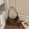 Bolsa de ombro com rebite transfronteiriça 2026 nova outono e inverno versátil retrô bolsa de ombro nicho estilosa transversal bolsa de bolinho