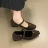 Sapatos Mary Jane baixos de bico quadrado estilo Chanel, com pelo, uma única tira com fivela, salto grosso e forro de pelúcia para aquecimento