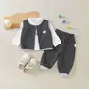 Conjunto de tres piezas de chaleco de otoño para niño: chaleco de oso de dibujos animados, camiseta de manga larga y pantalones largos - un atuendo casual de otoño para bebés y niños pequeños