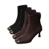 Botas curtas de salto alto com acabamento fosco para aumentar a altura para mulheres, novo estilo inverno 2026, sapatos de salto alto elegantes e estilosos, couro macio com forro de pelúcia, botas estilo Martin para mulheres