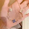 Pulsera popular de Xiaohongshu con incrustaciones de microdiamantes, diseño hueco de trébol de cuatro hojas para mujer, moderna y versátil con un toque de alta gama, pulsera ajustable