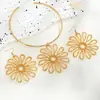 Fonte de Fornecimento de E-commerce de Joias Transfronteiriça Europeia e Americana: Brincos de Flor Vazada em Metal Dourado, Gargantilha, Conjunto Feminino, Colar, Brincos
