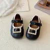 Sapatos Pequenos de Couro para Meninas Primavera/Outono 2026 Novos Elegantes com Strass Fivela de Metal Sapatos de Princesa Sapatos de Performance Infantil Sapatos Individuais para Bebê