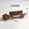 Placa de Escritorio de Pie Flor de Ciruelo Creativa Tarjeta de Mesa Nombre Mesa Rociada Tienda Bar Tallado Publicidad Personalización