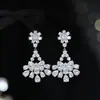 Brincos de Luxo Leve para Mulheres Agulhas de Prata S925 Incrustados com Zircônia Estilo Longo Pingentes de Orelha para Banquete Sensação de Alto Padrão Modernos Atmosféricos Ornamentos de Orelha de Nicho
