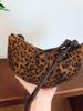 Bolsa Transfronteiriça Estampa de Leopardo Feminina Grande Capacidade 2024 Nova Outono e Inverno Casual Nicho Ombro Transversal Bolsa para Comuteira Bolsa Dumpling