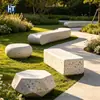Banca de terrazo poligonal, combinación de pilares de piedra hexagonales, pasarela de parque, paisaje municipal exterior, asiento de ocio terminado