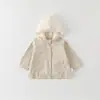 Jaqueta corta-vento fofa para meninas, estilo novo de primavera, top com capuz e retalhos de renda para bebê, categoria de vestuário infantil a