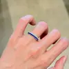 Anillo de Diseño Moderno con Acabado de Alta Gama, Combinación de Colores Rojo y Azul, Realza el Tono de Piel, Anillo con Banda de Color Contrastante, Joyería de Nicho, Anillo de Diamantes Brillantes de Lujo Ligero