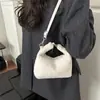 Moda Estilo Coreano Elegante Bolsa de Mão de Lã de Cordeiro Feminina Nova Outono e Inverno 2025 Bolsa de Ombro Transversal Versátil de Alta Qualidade