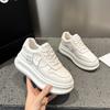 Zapatos Casuales de Plataforma Estilo Europeo Suela Gruesa Modelo Primavera 2026 Zapatos Blancos Casuales que Aumentan la Altura para Mujeres Bajitas Zapatos de Estudiante