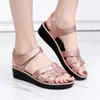 Sandalias de Cuña con Suela Gruesa 2026 Nuevo Estilo de Verano Casual para Exteriores Sandalias Cómodas para Personas de Mediana Edad y Mayores con Suelas Suaves y Características Antideslizantes