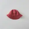 Chapéu de Bebê Qiunan Primavera e Outono Novo Estilo Ins Bordado com Letras para Meninos e Meninas Chapéu de Pescador com Aba para Sol Proteção Solar Chapéu de Pescador Infantil