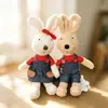 Venta al por mayor muñeco de peluche de conejo de azúcar Sucre Rabbit, muñeco de consuelo, venta directa, juguete BJD, camiseta roja, tirantes con botones para parejas