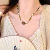 Nuevo collar cuadrado retro de cuentas estilo chino para mujer, diseño de nicho de alta gama con toque étnico, colgante de mariposa en capas para la clavícula