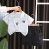 Conjunto de Verão Masculino de Manga Curta Novo Moda Infantil Estilo Ocidental Shuai Shuai Da Carta Etiqueta Quadrada Camisa Manga Curta Conjunto de Três Peças