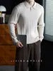 """Textura Clássica em Ponto Trançado" - Um suéter masculino sofisticado e discreto com gola contrastante, perfeito para o trajeto, uso casual e ocasiões de negócios no outono"""