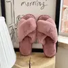 Chinelos Peludos de Tamanho Grande para Mulheres, Chinelos de Algodão para Outono e Inverno, Chinelos de Casa Cruzados com Solado Grosso, Atacado do Fabricante, Antiderrapantes e Espessados