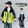 Jaqueta infantil primavera 2026 novo estilo, jaqueta esportiva casual estilosa color block com capuz para crianças maiores, primavera e outono
