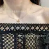 Vanjia Chapado en Oro de 18 Quilates Pétalo de Trébol Diamante Completo Cadena para Clavícula de Trébol Lujo Ligero Colgante de Flor Única Anillo de Flor