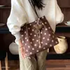 Bolsos de mano para mujer de otoño e invierno, bolsos de lunares estilo coreano, gran capacidad, modernos, versátiles, a la moda, nuevo modelo 2026, bolso cubo de hombro para ir al trabajo