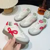 Zapatos blancos de diseño único estilo coreano dulce para niñas, nuevos y versátiles zapatos deportivos ligeros primavera-verano 2026 para estudiantes de primaria