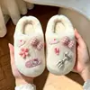 Nuevas pantuflas de algodón para niños de otoño e invierno, diseño de caricatura lindo para niñas, pantuflas cálidas para interiores y pantuflas de algodón a juego para padres e hijos