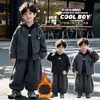 Conjunto de ropa de invierno para niños 2026 nuevo elegante bebé otoño e invierno chaqueta a cuadros conjunto de tres piezas ropa de invierno para niños