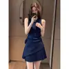 Um deslumbrante conjunto de verão de duas peças para baixinhas lindas: uma camisola azul marinho assimétrica e uma saia curta plissada