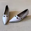 Lan Gui / Zapatos de cuña elegantes y sofisticados de punta fina con diseño de camelia de 5 cm, versátiles para ir al trabajo, zapatos de mujer sin cordones de corte bajo