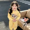 Conjunto de dos piezas de gato de dibujos animados estilo coreano para niños pequeños, con sudadera con forro polar y pantalones de cintura elástica hasta el tobillo, disponible en varios colores, proporcionando calidez para otoño e invierno