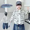 Camisa Elegante para Niños Otoño 2026 Nuevo Estilo Calle Fresco Travieso Guapo Niño Pequeño Bebé Primavera Otoño Top Camisa con Letras para Niños