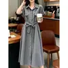 Elegancia femenina transfronteriza, vestido largo a rayas estilo camisa holgado con cinturón, versión coreana del vestido