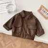 Conjunto de Chaqueta de Cuero para Niños de Principios de Otoño 2026 Nuevo Estilo para Niños Pequeños y Medianos Elegante Chaqueta de Color Sólido Traje de Pantalón con Manga de Linterna Conjunto de Dos Piezas