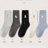 Calcetines grises sin bordar con temática de cachorros, calcetines de media pantorrilla para mujer, estilo moderno de primavera/otoño, caricatura estilo japonés, lindos y con diseño de volantes