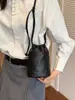 Bolsas Femininas Transfronteiriças 2026 Nova Versátil Casual Cordão Ombro Transversal Estilo Coreano Cordão Bolsa Balde para Celular