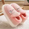 Chinelos de Algodão Acolchoados com Pelúcia e Costas Fechadas para Mulheres, Sapatos de Inverno para Casa Antiderrapantes com Solado Espesso Quente para Maternidade, Sapatos de Algodão Fofos Bordados com Pelo