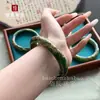 Novo Bracelete de Jade Hetian Estilo Chinês Feito de Material Antigo, Jade Verde Espinafre, com Design de Tendência Nacional de Flores Desabrochando e Riqueza, Pintado a Ouro e Dourado, Bracelete de Jade Esculpido